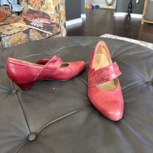 Comfort-Forward Red Leather Mary Jane Low Heel Pumps